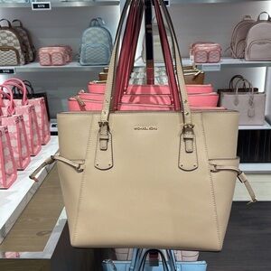 Michael Kors Voyager Small Saffiano Leather Tote Bag
Style#30H1GV6T4T
NWT
OYSTER